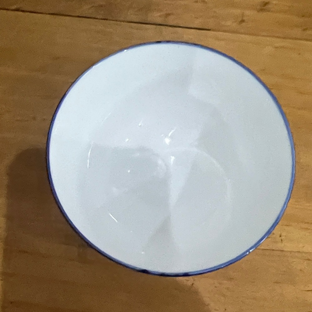 Elegant Blue and White Ceramic Bowl - Picture 4 of 4